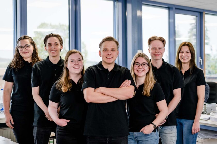 Über uns_Unternehmen_Gruppenbild Azubis Technik