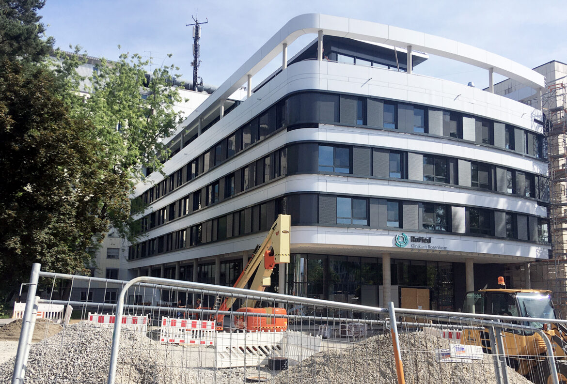 RoMed Klinikum Rosenheim Haus 2 Endspurt Letzter Fassadenarbeiten 