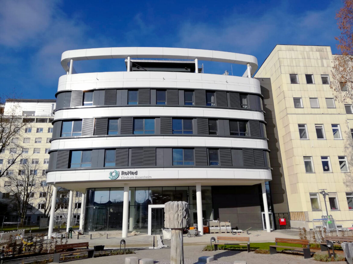 RoMed Clinic - House 2, Rosenheim | Facade project completed › Gebrüder