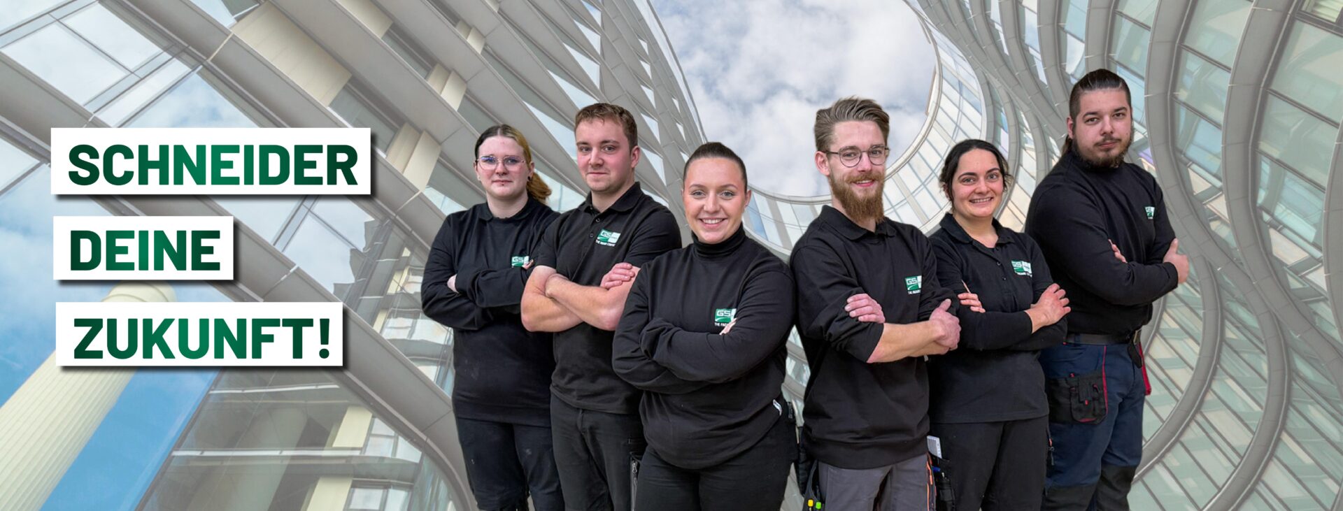Azubis stehen nebeneinander vor einer Fassade. Daneben der Schriftzug "Schneider deine Zukunft".
